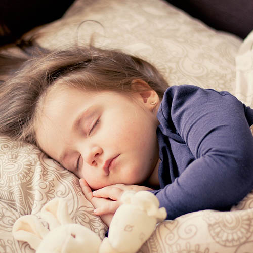  une maman avec son bébé pharmacie Huynh